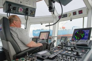 Это не  "Рулевая рубка капитана сухогруза"  это рубка буксира.