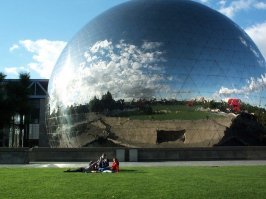 Ну... Это же в России.
А когда простые геометрические формы, НО В ПАРИЖЕ, то это ПЕРВЫЕ ДЕСЯТЬ КРАСИВЕЙШИХ СОВРЕМЕННЫХ ЗДАНИЙ.