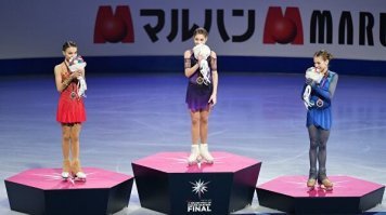 Улыбнуло, когда девочки на пьедестале поняли, что цветы из шоколада и дружно "погрызли" букеты )))))