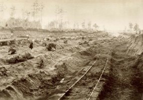 К этой фотографии много вопросов. Согласитесь, есть ощущение, что железную дорогу тут не строят, а откапывают.