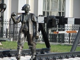 Как не странно, но мои ассоциации со шпалами и кувалдами, это женщины в желтых, грязных, сигнальных жилетах. 
 В школу ходил через ж.д. пути, и в любую погоду там были бригады женщин с кувалдами и ломами.