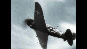 На фото явно позже января 1943 г. - погоны. А вот кадры из фильма "В бой идут одни старики!", примерно, 01 : 19 : 08 от начала, вставка из документального фильма. Похоже это один и тот же Ла-5Ф с номером 74.