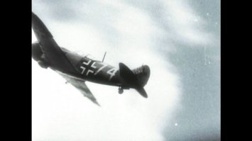 На фото явно позже января 1943 г. - погоны. А вот кадры из фильма "В бой идут одни старики!", примерно, 01 : 19 : 08 от начала, вставка из документального фильма. Похоже это один и тот же Ла-5Ф с номером 74.