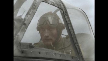 На фото явно позже января 1943 г. - погоны. А вот кадры из фильма "В бой идут одни старики!", примерно, 01 : 19 : 08 от начала, вставка из документального фильма. Похоже это один и тот же Ла-5Ф с номером 74.
