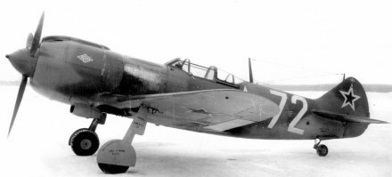 сразу виден пониженный гаргрот, и на капоте в белом ромбике буквы "ФН"
-фото1 ЛА-5ФН
-фот2 ЛА-5