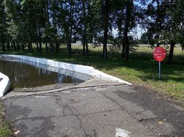 Такие мойки до сих пор используются. На каждом аэродроме автомобили перед тем, как выехать на бетон, предназначенный для самолетов, должны мыть колеса в специальном водоеме.