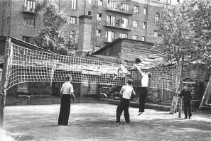 А помнишь, друг, команду нашего двора? Послевоенный над верёвкой волейбол - пока для секции нам сетку не украл четвёртый номер, Коля "Зять", известный вор?