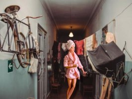 Картина маслом не полная. А где Барби в коридоре, в местах общего пользования ? Добавлю несколько штрихов к общей картине проживания Барби в коммуналке :