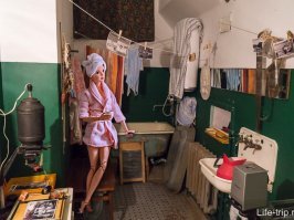 Картина маслом не полная. А где Барби в коридоре, в местах общего пользования ? Добавлю несколько штрихов к общей картине проживания Барби в коммуналке :