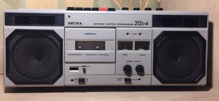 Там радио вообще не было, ни какого. Вы о чем?
Вики: По некоторым особенностям конструкции корпуса, в частности имеющимся дополнительным отверстиям и местом спереди вверху под шкалу настройки, можно предположить, что модель задумывалась как магнитола, но по каким-то причинам блок радиоприемника в неё устанавливать не стали. 

Вот такой же у меня был.