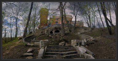 Родина моя. Родился я там. Помню, как в детстве ходили под башней. Заборов там тогда не было. В башне валялась гиря (одна почему-то). Большая. С полметра высотой и сантиметров тридцать в диаметре. А вот мать рассказывала, что застала эти часы ещё в рабочем состоянии, они проработали годов до семидесятых. Дед - смотритель был, а потом он умер и никто больше не справился с ними. Сейчас это электронный новодел, а тогда были такие же, как на Спасской башне на все стороны. Там шикарная лестница была с обратной стороны замка и зверинец у подножия со львами. Львов конечно не застал, но клетки и фонтан с рыбой были. Жаль, завод развалился и следить за замком стало некому. Теперь это просто новодел, много оригинального утеряно.