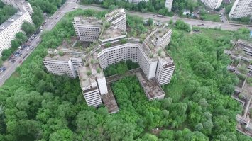 В далеком уголке Москвы где-то в тмутараканном Ховрино была удивительная и ужасная Ховринская больница. Место притяжения сталкеров, оккультистов, наркоманов и прочих "деклассированных" элементов. Время ее истекло, пришли железорукие убивцы и сделали свое дело.