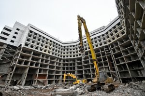 В далеком уголке Москвы где-то в тмутараканном Ховрино была удивительная и ужасная Ховринская больница. Место притяжения сталкеров, оккультистов, наркоманов и прочих "деклассированных" элементов. Время ее истекло, пришли железорукие убивцы и сделали свое дело.