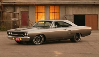 Двигатель Hemi также устанавливался на известный Plymouth Road Runner, ассоциирующийся с мультяшным персонажем из Looney Tunes. Автомобиль выглядел достаточно просто, но при этом скрывал свой высокопроизводительный потенциал. В нем не было ничего лишнего, чтобы могло помешать наслаждаться вождением в повседневной жизни, уверяли его владельцы.