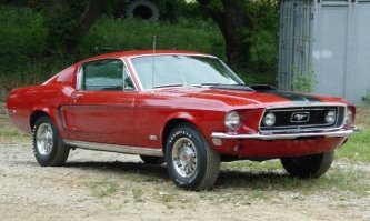 Самым мощным на тот момент являлся 1968 Mustang 428 Cobra Jet. 7-литровый двигатель V8 со спортивными настройками, предоставлял для задних колес мощность в 410 лошадиных сил.