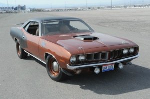 Одним из самых редких мускул каров тех времен принято считать 1971 Plymouth Hemi Cuda в кузове кабриолет. Тандем 7,2 – литрового двигателя и 4-ступенчатой механики позволял тратить для разгона до сотни 5,6 секунд, а топовая скорость равнялась 251 км/ч. Это был достойный ответ именитым мускул карам Ford и Chevrolet.