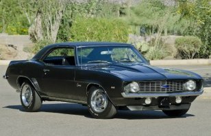Не стоит забывать и о грозном Chevrolet Camaro ZL1 1969 года выпуска. Этот автомобиль по праву считался одним из самых быстрых и самых мощных в свое время. 7-литровый Big Block с восьемью цилиндрами, выдавал 500 л.с. мощности и стартовал с места до сотни за 5,5 секунд.