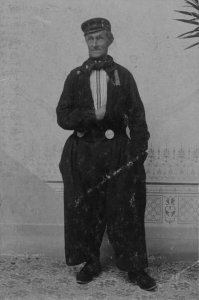 тип похож на убийцу зека из фильма холодное лето 53 го кто смотрел тот в курсе