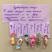 Курьер нашел перед домом угощение - и его реакция бесценна!