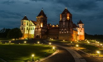 А вот Мирский замок в Беларуси.Беларусь уважает свою историю и самобытность.