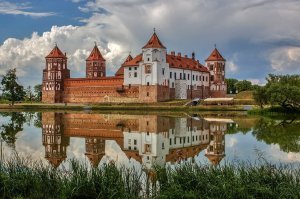 А вот Мирский замок в Беларуси.Беларусь уважает свою историю и самобытность.