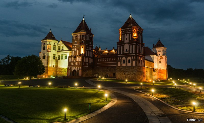 А вот Мирский замок в Беларуси.Беларусь уважает свою историю и самобытность.