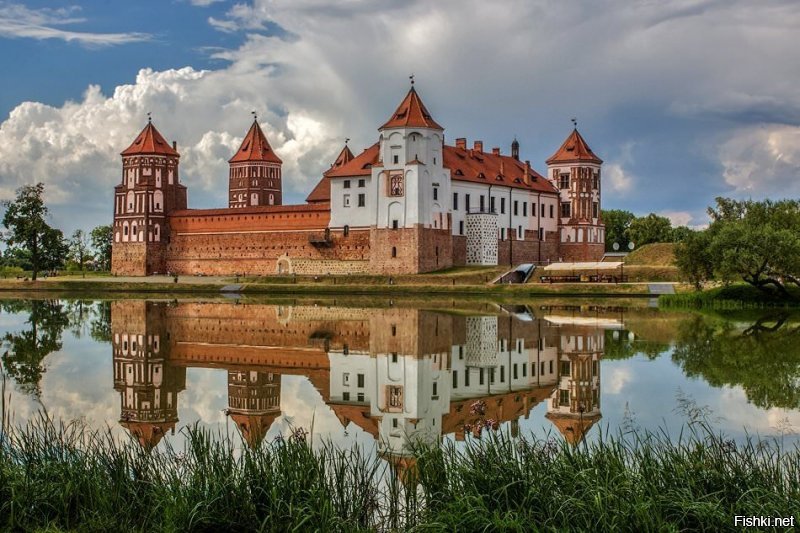 А вот Мирский замок в Беларуси.Беларусь уважает свою историю и самобытность.