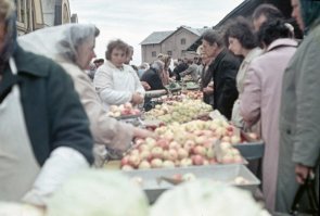 Рига.Центральный рынок.Слева видны бывшие ангары для дирижаблей,а теперь продуктовые павильоны.