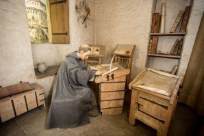 Любопытно, что первый письменный стол в его современном виде появился еще в 17 столетии. Причем выдвижные ящики располагались в нем прямо под столешницей. В результате чего работать за таким письменным столом приходилось стоя. 

Да ну?!