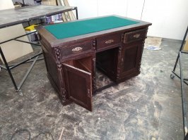 Любопытно, что первый письменный стол в его современном виде появился еще в 17 столетии. Причем выдвижные ящики располагались в нем прямо под столешницей. В результате чего работать за таким письменным столом приходилось стоя. 

Да ну?!