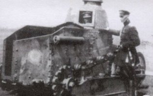 На фотографии Reno FT-17. Два таких танка у Врангеля были, но они ещё 2 июля (или немного позже) были отправлены на ремонт, один в Джанкой, другой Севастополь, и больше о них нет никаких упоминаний до того, как их оприходовали Красные. 
Танковый бой у Каховки был с 14 по 16 октября. То есть, эта фотография тут не в тему. И вообще, я не уверен, что мужчины в мундирах с погонами - русские. Могут быть и англичане, и немцы, и вообще кто угодно.