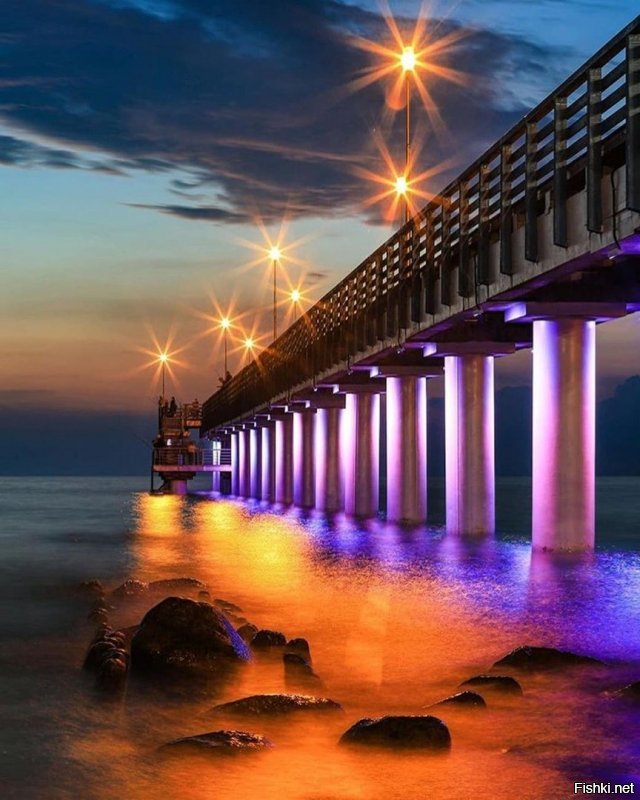 Таки у нас не Лондон и рановато пока наряжаться, но вот несколько фоток прошлого украшательства нашего городка и одна (первая) совсем свежая-так выглядит у нас пирс. Ну и самое главное наше украшение))) Котик сидит на лампе подсветки здания.