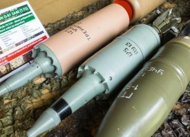 дело в том что там не было снарядов вообще 
сравните, на картинке слева на право 1-бронебойно подкалиберный, 2- кумулятивный , 3-осколочно фугасный . на видео нет ничего похожего. выше люди пишут что это пыж. может и так , я лично в армии такой х..йни не видел . были ещё управляемые снаряды , но срочники их тоже видели только на картинках .учебные стрельбы велись из вкладных стволов, штатные стрельбы тоже изобилием боекомплекта не баловали . кроме ОФ ничего другого и не давали.