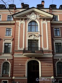 Ризалит начинается с первого этажа, и обычно стоит на фундаменте.

а на приведенном мной примере эркер, и он начинается на уровне третьего этажа.

у балкона или нет боковых стен, или только одна, если это угловой балкон.

п.с. я еще не все забыл, что учил на архитектурном отделении строительного техникума.

ну и фото ризалита прилагается.