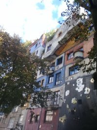 Несколько фото. Это Вена, Австрия- знаменитый дом архитектора Хундертвассера, или Стоводичка - если по-Чешски.
Он, видите- ли прямых линий не признавал.