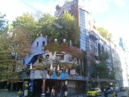 Несколько фото. Это Вена, Австрия- знаменитый дом архитектора Хундертвассера, или Стоводичка - если по-Чешски.
Он, видите- ли прямых линий не признавал.