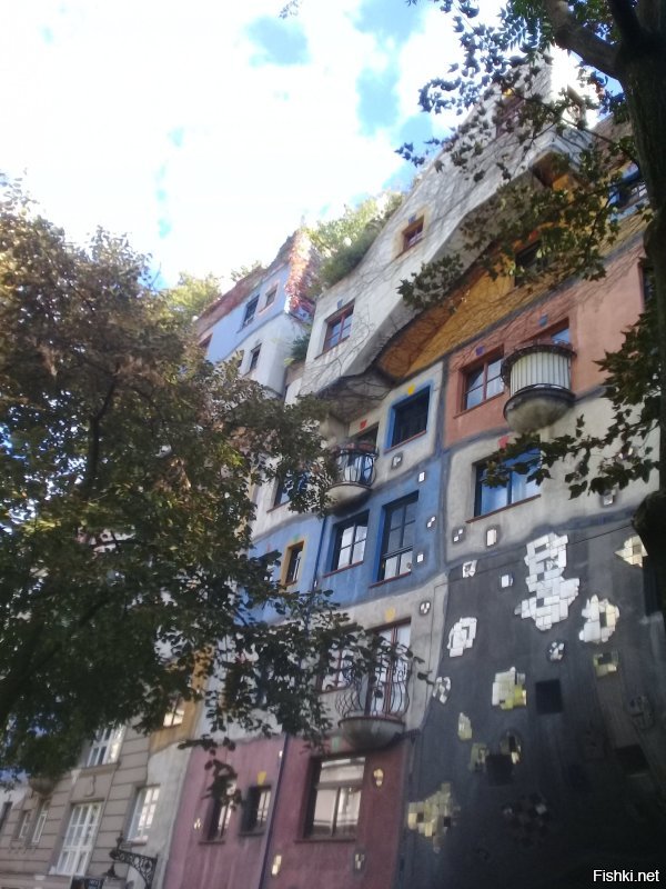 Несколько фото. Это Вена, Австрия- знаменитый дом архитектора Хундертвассера, или Стоводичка - если по-Чешски.
Он, видите- ли прямых линий не признавал.