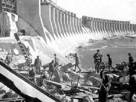 После Октябрьской революции 11 ноября (29 октября по старому стилю) 1917 г. вышел декрет Совета народных комиссаров "О восьмичасовом рабочем дне". В нем говорилось, что рабочее время, определяемое правилами внутреннего распорядка предприятий, не должно превышать 8 рабочих часов в сутки и 48 часов в неделю, включая сюда и время, употребляемое на чистку машин и на приведение в порядок рабочего помещения.

Государство строго контролировало соблюдение этой нормы продолжительности рабочего дня. В 1928-1933 гг. был осуществлен переход к 7-часовому рабочему дню. В начале 1930-х гг. была введен пятидневный рабочий цикл (рабочая пятидневка при шестом выходном дне).

В 1940 г., в связи с начавшейся Второй мировой войной 1939-1945 гг. и напряженной международной обстановкой, был издан указ президиума Верховного Совета СССР "О переходе на восьмичасовой рабочий день, на семидневную рабочую неделю" (шесть рабочих и один выходной). Работали 48 часов в неделю.

По окончании послевоенного восстановительного периода в 1956-1960 гг. рабочий день в СССР был вновь сокращен до 7 часов (в ряде отраслей и производств - до 6 часов) при шестидневной рабочей неделе, а затем был осуществлен переход на пятидневную рабочую неделю с двумя выходными днями. Рабочая неделя составляла 42 часа.

По мере создания экономических и иных необходимых предпосылок в СССР был осуществлен переход к более сокращенной продолжительности рабочей неделе. В 1977 г. Конституция СССР закрепила 41 часовую рабочую неделю.

Дальнейшее уменьшение продолжительности рабочего времени было предусмотрено Законом РСФСР от 19 апреля 1991 г.. "О повышении социальных гарантий для трудящихся". В соответствии с этим законом продолжительность рабочего времени работников не может превышать 40 часов в неделю.