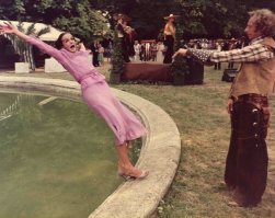 Девушки в городском фонтане