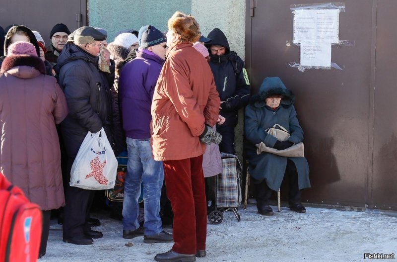 В Таллине не только транспорт бесплатный, там еще еду с истекающим сроком хранения (раз в год) раздают бесплатно тем, кто официально признан нищим (не более шести банок в руки), и иногда дают бесплатный суп тем, кому не хватает денег на жизнь (для этого нужно получит специальные талоны в мэрии).
Также в Таллине планируют открыть еще несколько  приютов для бездомных или нуждающихся.
А еще граждане Эстонии ходят через границу в российские магазины (Ивангорода) за продуктами, и плетуться потом с сумками с макаронами в свою Нарву.