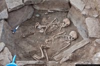 Слева нищий, справа миллиардер.