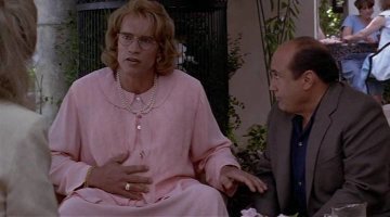 Арни ещё в комедии "Джуниор" играл совершенно не свойственного ему героя.