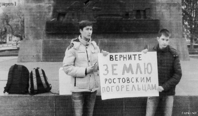 За что? Он же не в росгвардейца пустую бутылку кидал.
6.5 лет строгого режима за стояние с плакатом дают.