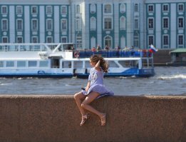 Девушки в летних платьях