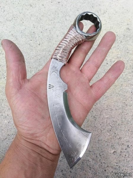 ритуальный нож иудейского священника.служит для усекновения крайней плоти у мужчин при обряде обрезания...
больше практического применения данной формы клинка не вижу. предлагаю автору этого неповторимого чуда дать ему гордое имя - "мецица"