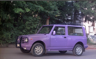 В девяностые, в Ивановской области выпускали. Шуйский "Кентавр".
База от Нивы, салон от шестёрки, кузов пластмассовый.

Редкостный ублюдок.
Багажник открывался, как калитка.