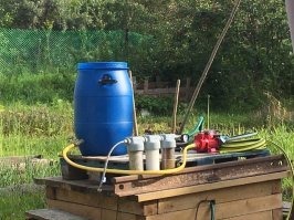 У знакомого на даче вода с торфом, коричневая, даже со скважины у всех в этом районе такая. И вот он такую вот систему собрал,далее с его слов: 
"Наливаю с колодца воду (фото 1), добавляю в неё известь и коагулянт (фото 3), ph поднимается с 6 до 7, жду часа 4-5, забор воды из бочки см в 7 ото дна, через фильтры сливаю кристально чистую воду (фото 2), ph 7 или около того. 
На тесты бочка 65 литров, на установку будет 225 литров бочка и резервуар под чистую воду 750 литров или может куб".
Собирал он в прошлом году её, этой зимой уже работала большая система по очистке, в туалете, в душе, на кухне, везде вода чистая стала, водонагреватель, стиральную и посудомоечную машину можно использовать не опасаясь.
Он закончил УПИ, инженер энергетик по возобновляемым источникам энергии.