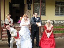 20 свадебных фото, которые их герои, вполне вероятно, постеснялись поместить в свой альбом