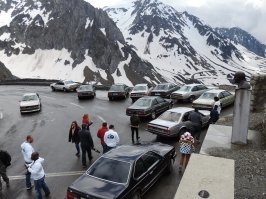 Не, я одну старушку оставил))) Слишком уж красивые раньше машины были. Современные комфортней, безопасней, экологичней и менее прожорливы вопросов нет, но нет в них души, охххх нет....
Это мы как раз во Франции на одном из слетов))