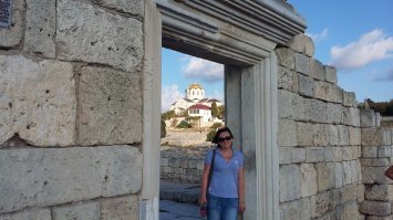 Жаль что фото котов нет)) А так подтверждаю, прошлым летом наблюдал на территории Херсонеса с десяток упитанных котов. О вот и фото непосредственно котов которых я снял))